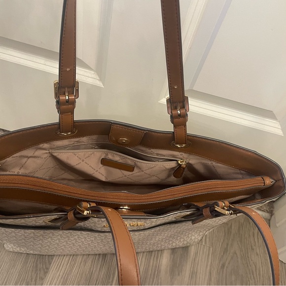 Michael Kors purse - Picture 8 of 8